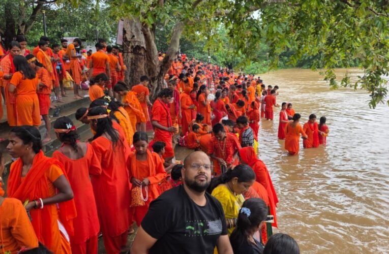 सिमडेगा से हजारों कांवड़ियों का दल उड़ीसा के वेदव्यास से जल लेकर बिरमित्रापुर पहुंचा