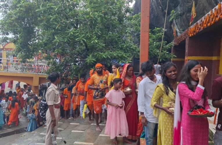 रामरेखा धाम में भव्य कांवड़ यात्रा, हर-हर महादेव के जयघोष से गूंजा परिसर