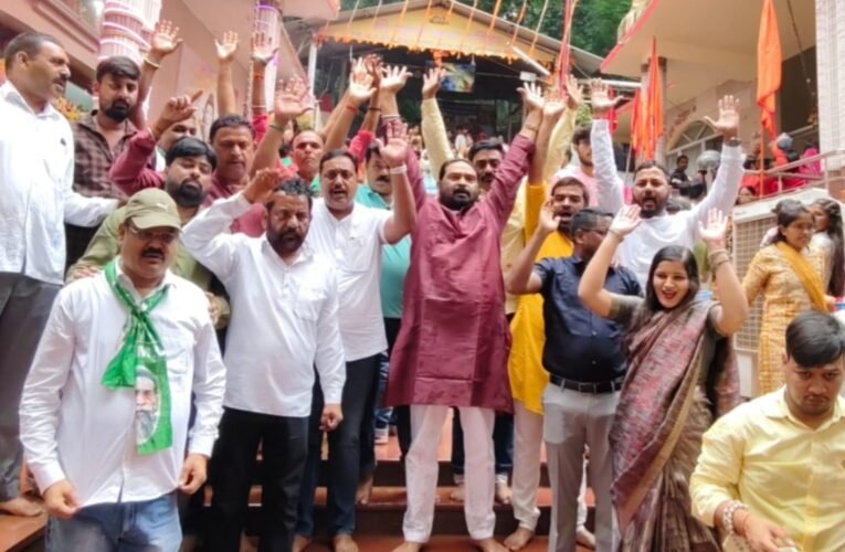 झामुमो रांची जिला समिति ने दिशोम गुरु श्री शिबू सोरेन के स्वास्थ्य लाभ के लिए किया जलाभिषेक और फल-फूल वितरण