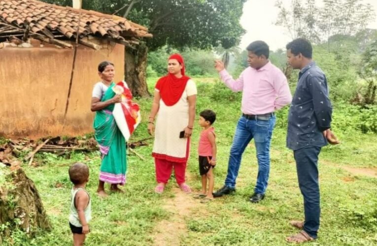 जंगली हाथी ने फिर मचाया उत्पात, गरीब परिवार का घर और अनाज तबाह