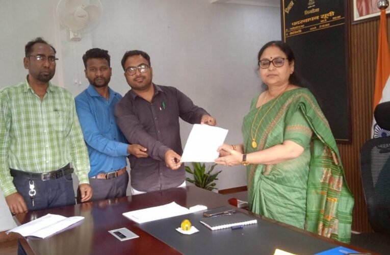 सिमडेगा में सड़क और नाली की अव्यवस्था को लेकर JMM ने उपायुक्त को सौंपा ज्ञापन