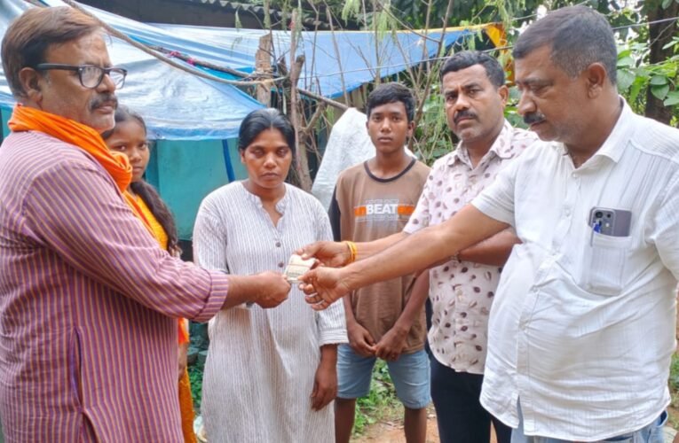 मोटर वर्क्स यूनियन ने सड़क दुर्घटना में मृत सह-चालक के परिजनों को दी आर्थिक सहायता