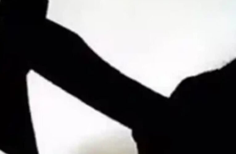 पति ने कुल्हाड़ी से पत्नी की गर्दन पर किया हमला, हालत गंभीर