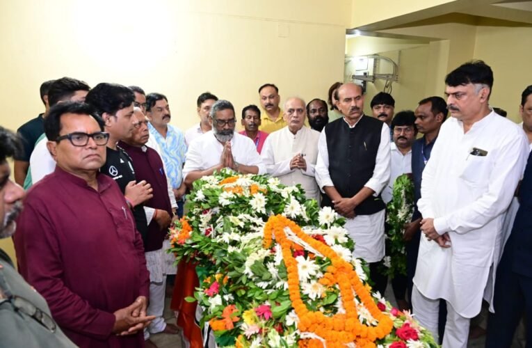 पूर्व मंत्री ददई दुबे को सीएम हेमन्त सोरेन ने दी अंतिम श्रद्धांजलि, बोले- झारखंड ने खोया बड़ा नेता।