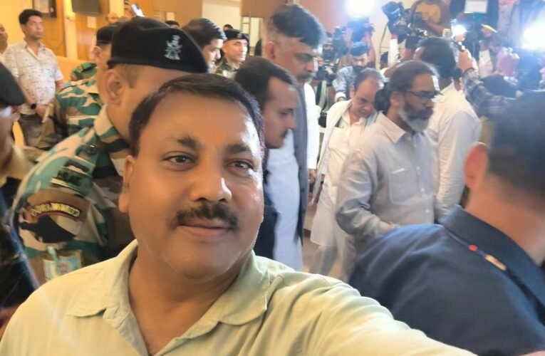 राज्यकर्मियों की 21 सूत्री मांगों को लेकर मुख्यमंत्री हेमंत सोरेन को सौंपा गया ज्ञापन, महासंघ ने जताया आभार।