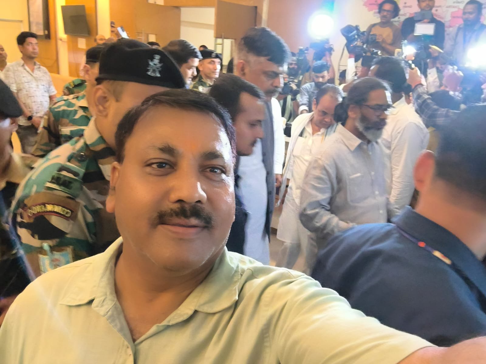 राज्यकर्मियों की 21 सूत्री मांगों को लेकर मुख्यमंत्री हेमंत सोरेन को सौंपा गया ज्ञापन, महासंघ ने जताया आभार। 3 IMG 20250724 WA0107