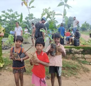 श्री सर्वेश्वरी समूह द्वारा राँची और सिमडेगा शाखाओं के तत्वावधान में 800 पौधों का रोपण व वितरण कार्यक्रम। 4 IMG 20250727 WA0022