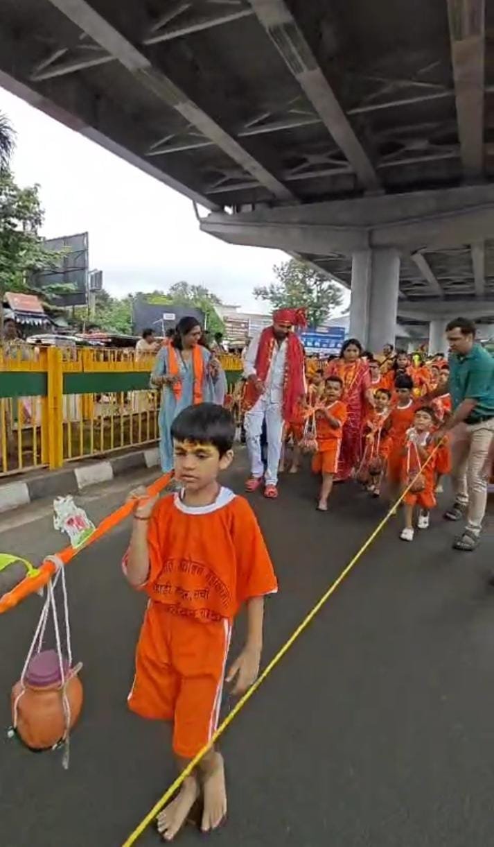 A flood of faith gathered in Bal Kanwar Yatra to get a glimpse of Sanatan culture, parents also participated along with children.