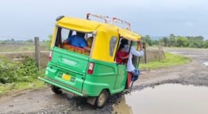 राजमहल कोल परियोजना क्षेत्र की सड़कें बदहाल, जान जोखिम में डाल चल रहे लोग। 2 Screenshot 2025 07 17 19 22 34 638 com.whatsapp copy 684x376