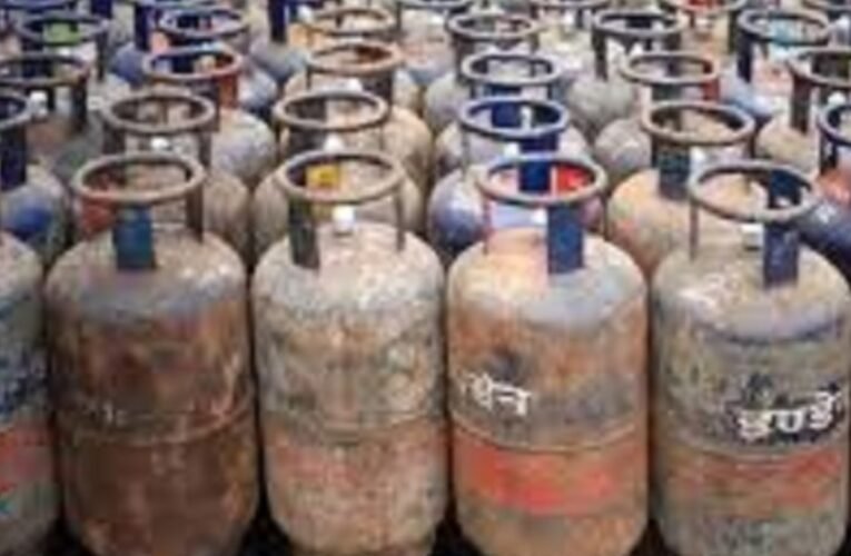 कमर्शियल LPG सिलेंडर की कीमतों में आज से कटौती, जानिए क्या है नया रेट