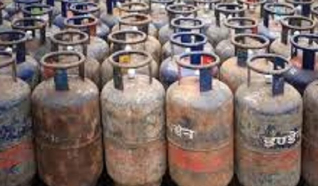 कमर्शियल LPG सिलेंडर की कीमतों में आज से कटौती, जानिए क्या है नया रेट 20250801_074209