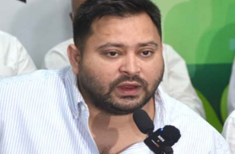 चुनाव आयोग ने तेजस्वी यादव को भेजा नोटिस, दो वोटर आईडी मामले में मांगा स्पष्टीकरण