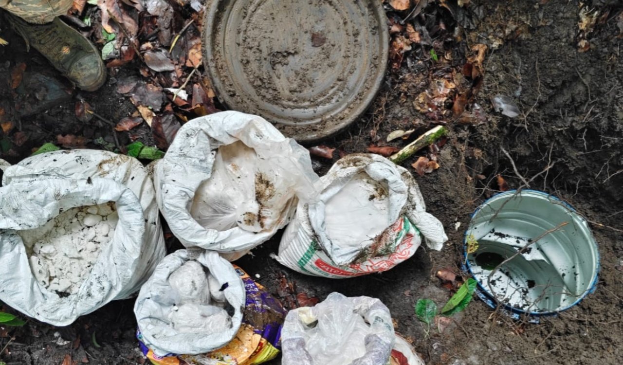 सरायकेला-खरसावां में नक्सलियों की साजिश नाकाम, 125 किलो अमोनियम नाइट्रेट बरामद 5 20250802 205704