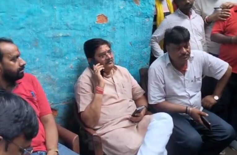 लोन की किश्त न चुका पाने पर बैंक कर्मियों का उत्पीड़न, महिला ने की किडनी बेचने की कोशिश