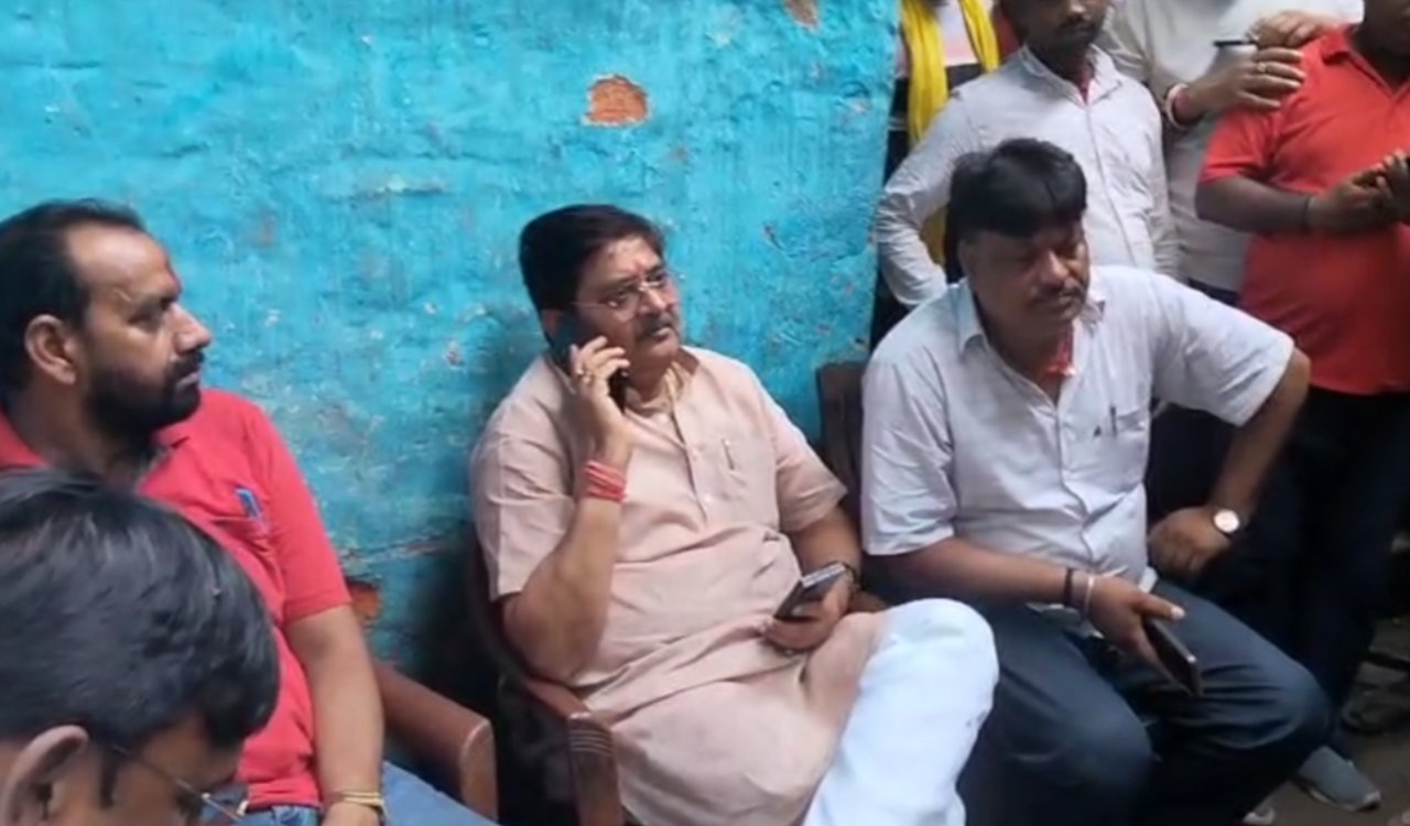 लोन की किश्त न चुका पाने पर बैंक कर्मियों का उत्पीड़न, महिला ने की किडनी बेचने की कोशिश 4 20250803 094523