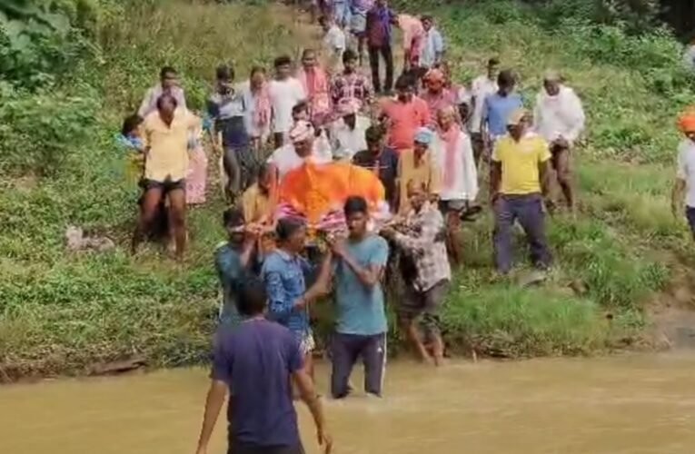 झारखंड के गोला प्रखंड में उफनती गोमती नदी पार कर अंतिम संस्कार को मजबूर दलित-आदिवासी समाज