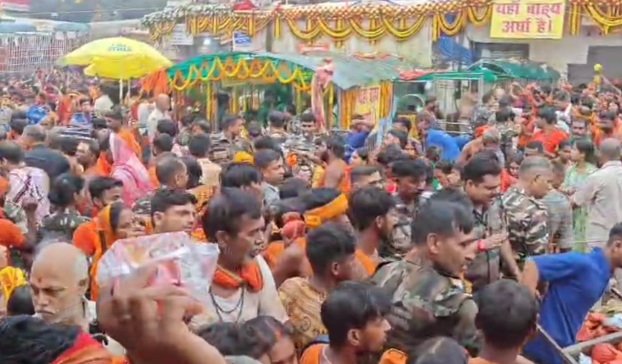 देवघर में अंतिम सोमवारी पर उमड़ी लाखों श्रद्धालुओं की भीड़, बाबा बैद्यनाथ के दर्शन के लिए लगा भक्तों का तांता 20250804_075125
