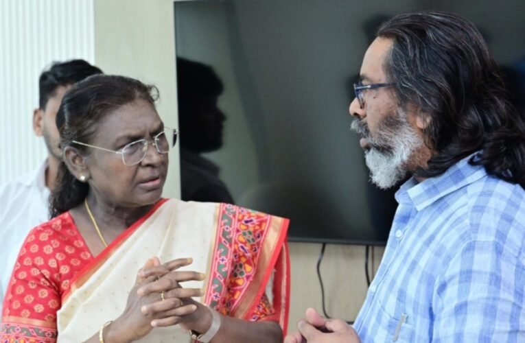 राष्ट्रपति द्रौपदी मुर्मू ने सर गंगाराम अस्पताल में शिबू सोरेन के पार्थिव शरीर को किया नमन