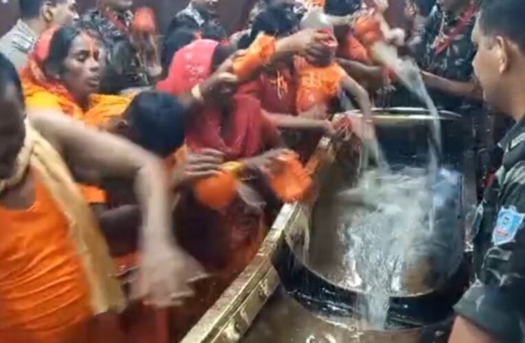 बासुकीनाथ धाम में सावन की अंतिम सोमवारी पर श्रद्धालुओं का सैलाब, बोल बम के जयकारों से गूंजा मंदिर परिसर