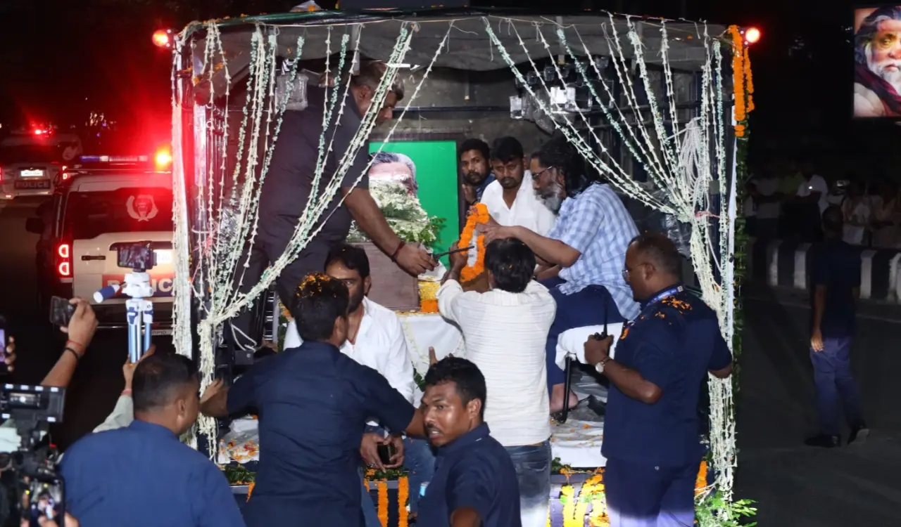 दिशोम गुरु शिबू सोरेन का पार्थिव शरीर मोरहाबादी आवास पहुंचा, अंतिम दर्शन के लिए उमड़ा जनसैलाब 20250804_204318