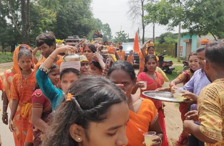 सिमडेगा में सावन की अंतिम सोमवारी पर उमड़ा आस्था का जनसैलाब, शिवालयों में जलाभिषेक के लिए कांवरियों की भीड़