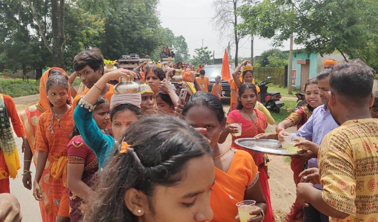 सिमडेगा में सावन की अंतिम सोमवारी पर उमड़ा आस्था का जनसैलाब, शिवालयों में जलाभिषेक के लिए कांवरियों की भीड़ 20250804_215715