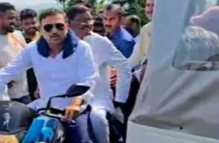 नेमरा में गुरुजी के अंतिम दर्शन के लिए बाइक से पहुंचे अर्जुन मुंडा और सुदेश महतो