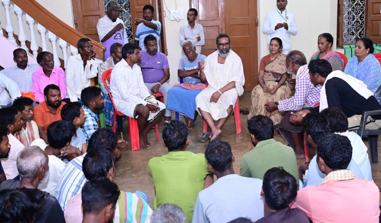 मुख्यमंत्री हेमन्त सोरेन ने नेमरा में ग्रामीणों के साथ की दिशोम गुरु शिबू सोरेन के अंत्येष्टि अनुष्ठान पर चर्चा 6 20250806 221300