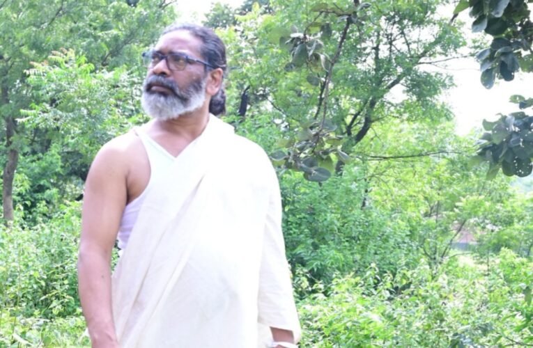 झारखंड के मुख्यमंत्री हेमंत सोरेन ने नेमरा की क्रांतिकारी भूमि को किया नमन