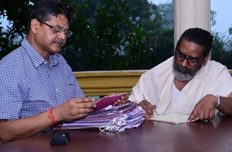 मुख्यमंत्री हेमन्त सोरेन पुत्र धर्म के साथ निभा रहे राजधर्म, रामगढ़ से संभाल रहे सरकारी कार्य