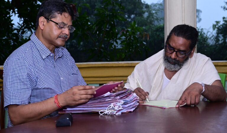 मुख्यमंत्री हेमन्त सोरेन पुत्र धर्म के साथ निभा रहे राजधर्म, रामगढ़ से संभाल रहे सरकारी कार्य