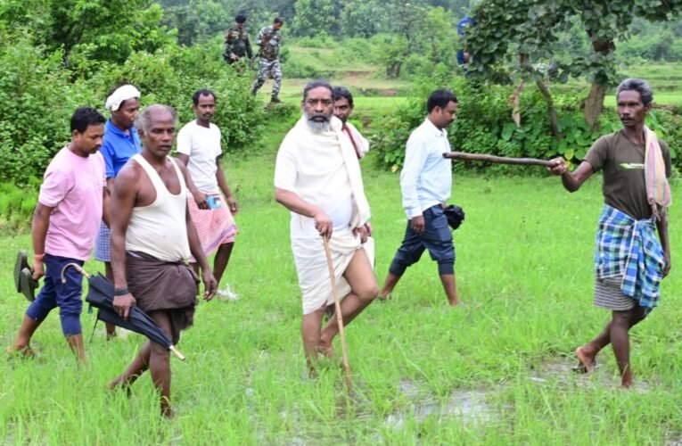 मुख्यमंत्री हेमन्त सोरेन ने नेमरा में धान रोपनी का किया अवलोकन, किसानों से किया संवाद