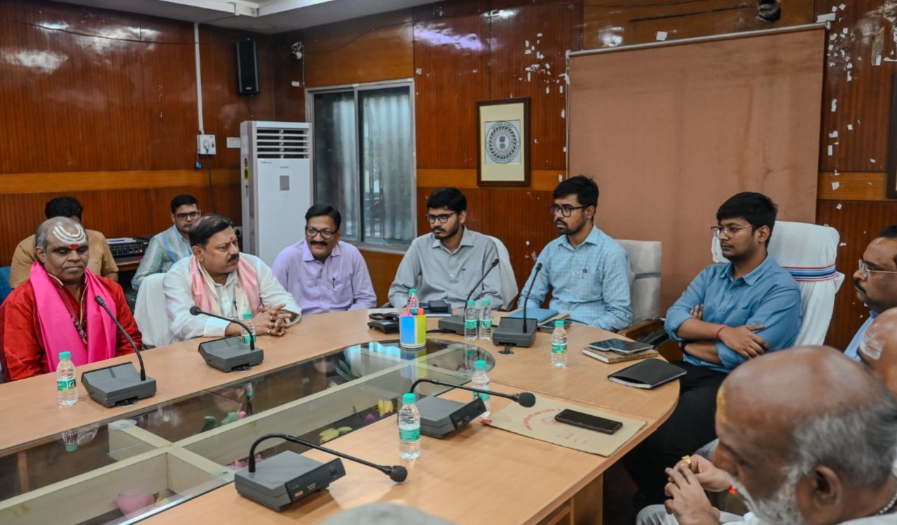 देवघर: भादो मेला 2025 के सफल आयोजन को लेकर उपायुक्त की अध्यक्षता में बैठक 4 20250808 212337