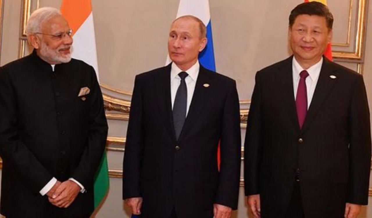 ट्रंप के टैरिफ युद्ध से वैश्विक व्यवस्था में उथल-पुथल: भारत, चीन और रूस के बीच बढ़ती नजदीकियां! 3 20250808 214051