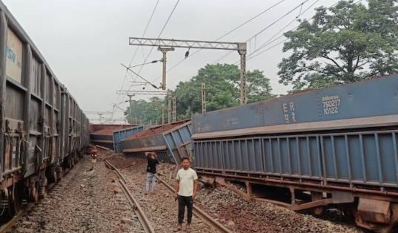 झारखंड के चांडिल में बड़ा रेल हादसा: मालगाड़ी डिरेल, दूसरी ट्रेन से टक्कर 5 20250809 090348