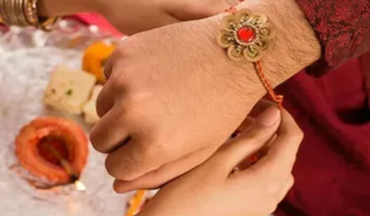 आज देशभर में मनाया जा रहा भाई-बहन के प्यार का पवित्र त्योहार, जानें राखी बांधने का शुभ मुहूर्त 4 20250809 091142