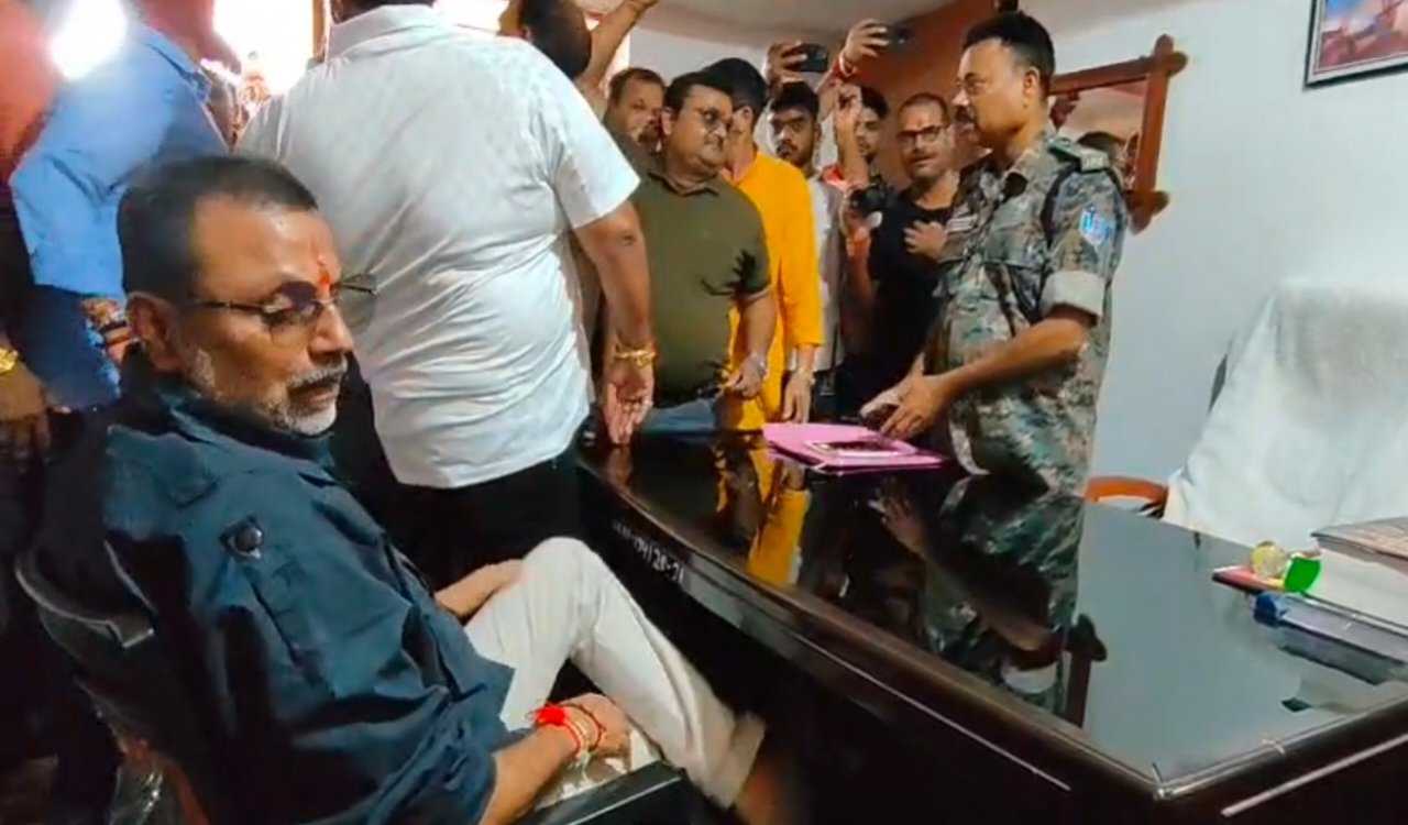 देवघर: बाबा बैद्यनाथ मंदिर विवाद में सांसद निशिकांत दुबे पहुचे थाना लेकिन नहीं हुई गिरफ्तारी, FIR, गिरफ्तारी देने थाने पहुंचे दुबे 3 20250809 153742