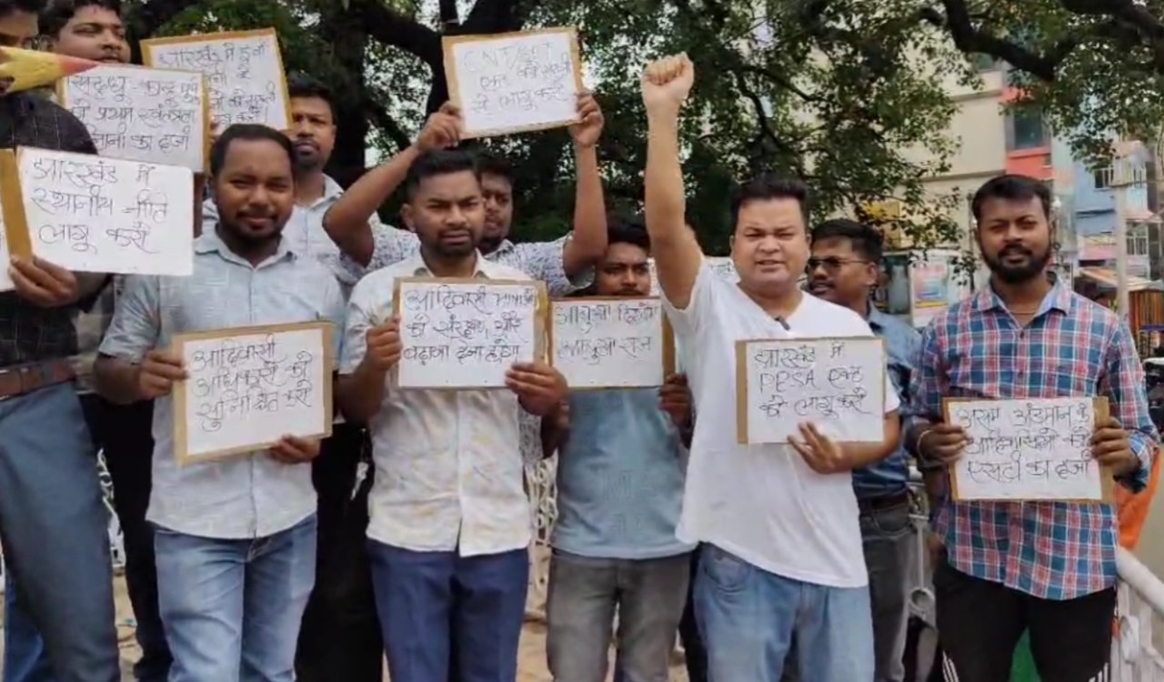 झारखंड क्रांति सेना ने विश्व आदिवासी दिवस पर उठाए आदिवासी मुद्दे, सिदो-कान्हू चौक पर किया माल्यार्पण 6 20250809 173027