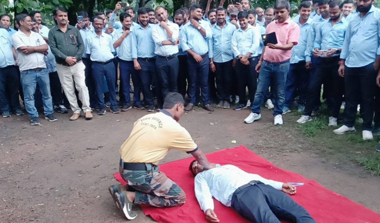 टाटानगर रेल सिविल डिफेंस: नदी-तालाब में डूबने की घटनाओं को रोकने के लिए लोको पायलटों को दिया गया प्रशिक्षण 6 20250809 175857