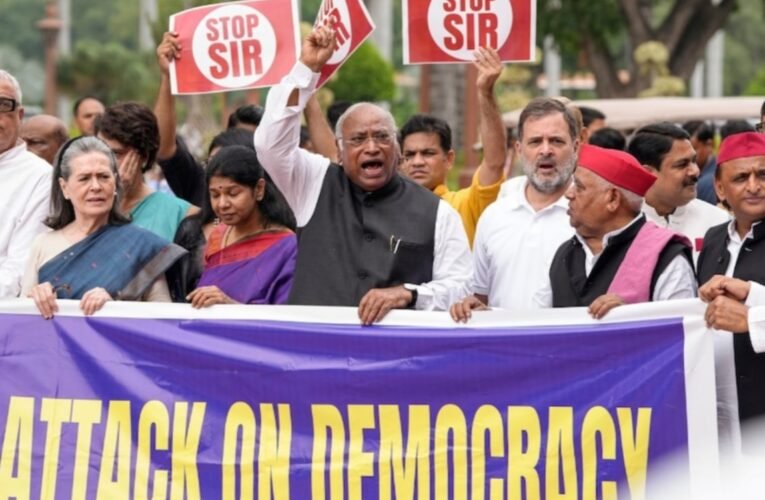 इंडिया ब्लॉक का मेगा मार्च: राहुल गांधी के नेतृत्व में सांसद आज दिल्ली में करेंगे ‘वोट चोरी’ के खिलाफ प्रदर्शन