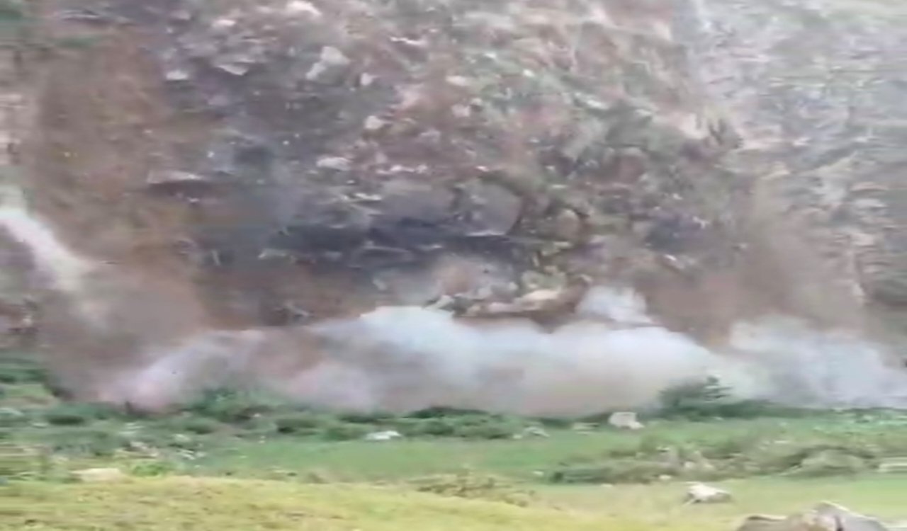 उत्तराखंड की तरह झारखंड के हजारीबाग में बभनबे पहाड़ पर भूस्खलन, बाल बाल बच्चे गांव वाले , देखे वीडियो 4 20250811 135205