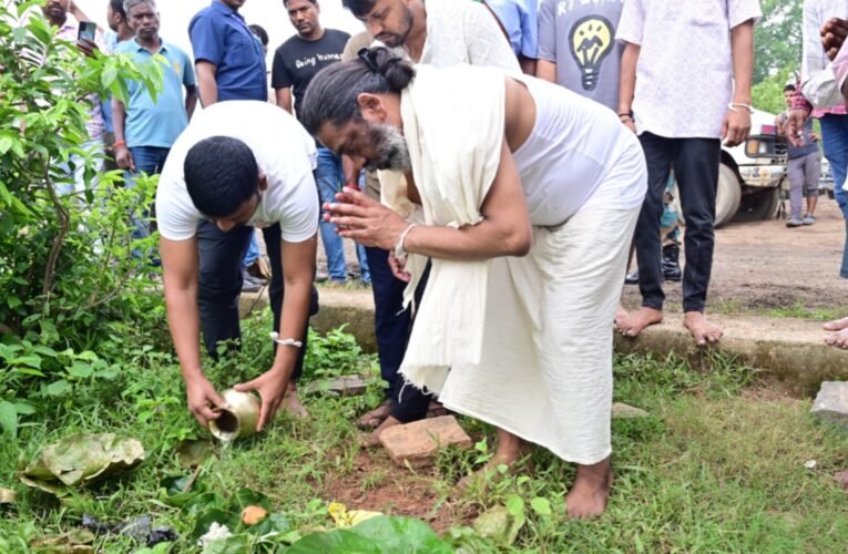 मुख्यमंत्री हेमन्त सोरेन ने पिता शिबू सोरेन के लिए किया “सात कर्म” का पारंपरिक विधान, नेमरा से संभाली राजकाज की जिम्मेदारी