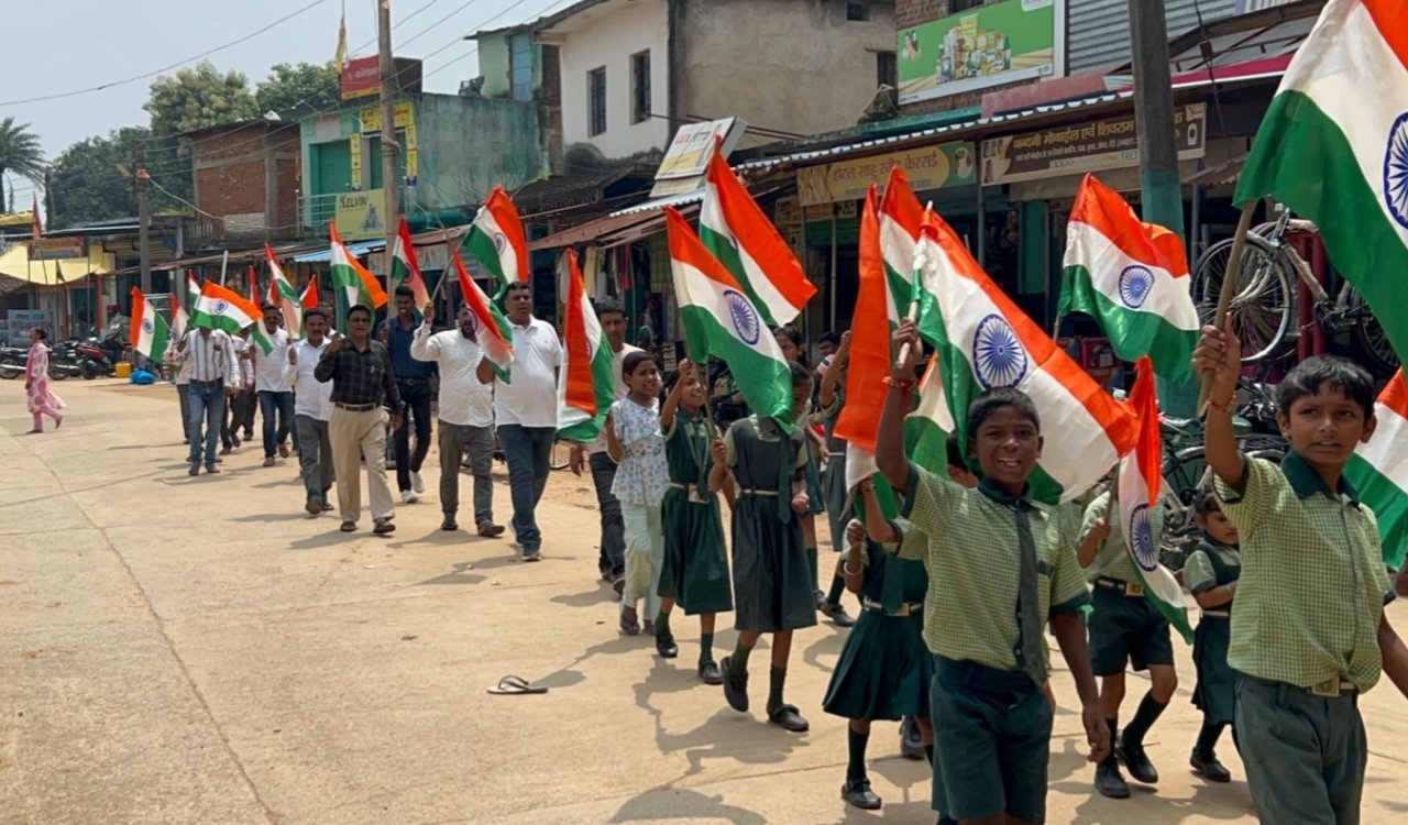 केरसई में भाजपा ने निकाली तिरंगा यात्रा, ऑपरेशन सिंदूर के वीर सैनिकों को किया नमन 5 20250811 160038