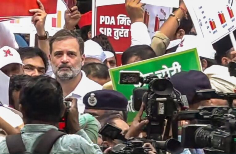 INDIA ब्लॉक का ‘वोट चोरी’ के खिलाफ मार्च, राहुल गांधी समेत कई नेता हिरासत में