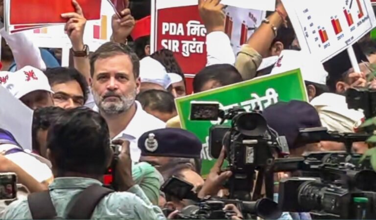 INDIA ब्लॉक का ‘वोट चोरी’ के खिलाफ मार्च, राहुल गांधी समेत कई नेता हिरासत में