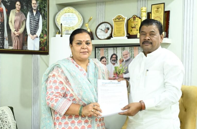 झारखंड में पेसा कानून को लेकर अहम मुलाकात: बंधु तिर्की ने दीपिका पांडेय सिंह को सौंपे संशोधन सुझाव