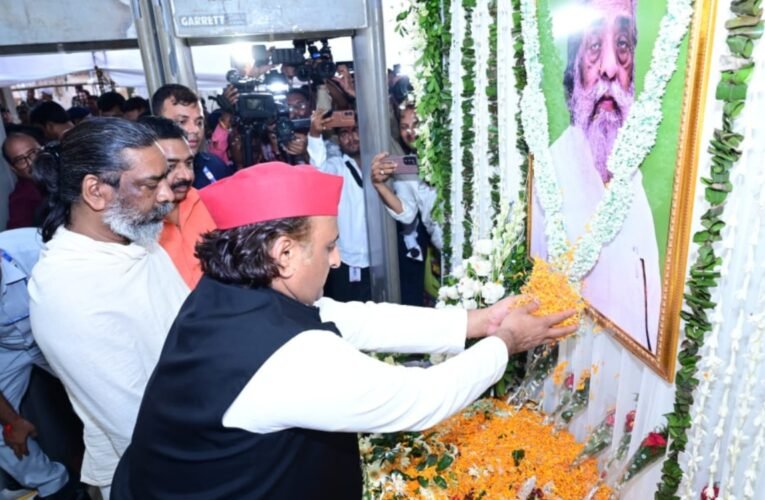 अखिलेश यादव पहुँचे नेमरा, दिशोम गुरु शिबू सोरेन को दी भावपूर्ण श्रद्धांजलि