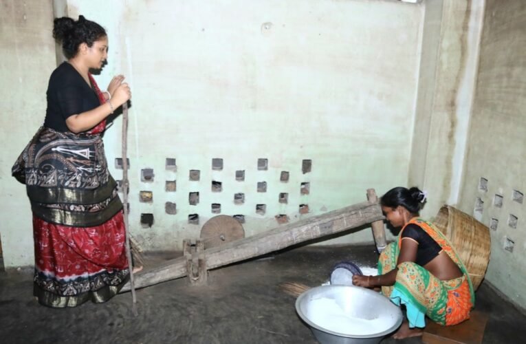 नेमरा में शिबू सोरेन के श्राद्धकर्म में सक्रिय हैं कल्पना सोरेन, ढेंकी से चावल कूटने का वीडियो वायरल