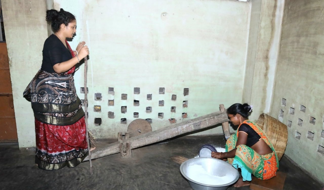 नेमरा में शिबू सोरेन के श्राद्धकर्म में सक्रिय हैं कल्पना सोरेन, ढेंकी से चावल कूटने का वीडियो वायरल 3 20250812 172953