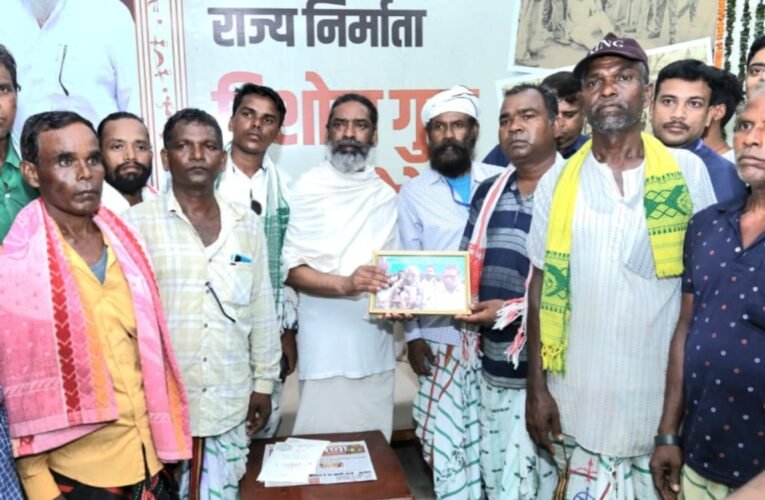 नेमरा में दिशोम गुरु शिबू सोरेन को श्रद्धांजलि अर्पित करने उमड़ा जनसैलाब, लोगों ने कहा- धन्य है यह पावन भूमि